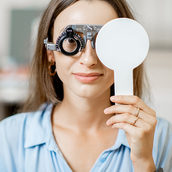 Der erste Schritt auf dem Weg zur neuen Brille: der Sehtest