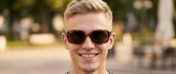 Ray-Ban RB4068 642/57 60 Männliches Model Vorderseite
